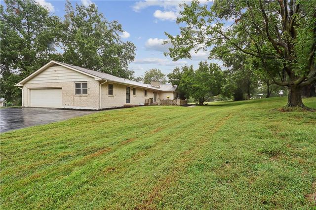 2 Maple Circle, Smithville, MO 64089