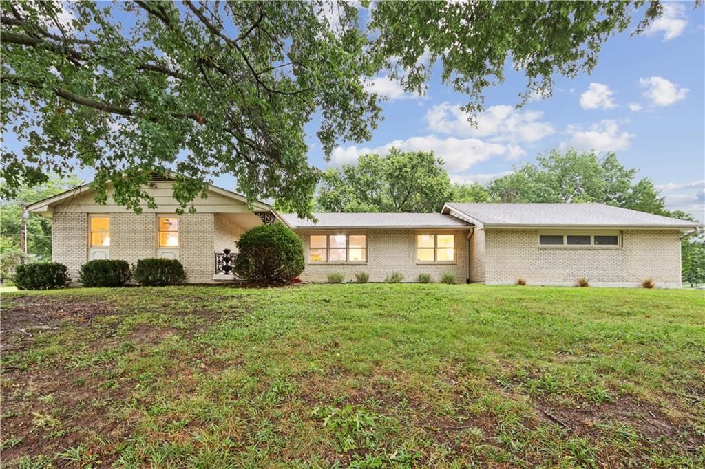 2 Maple Circle, Smithville, MO 64089