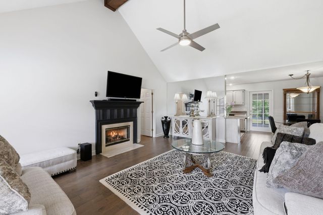 2411 Charleston Square, Chattanooga, TN 37421