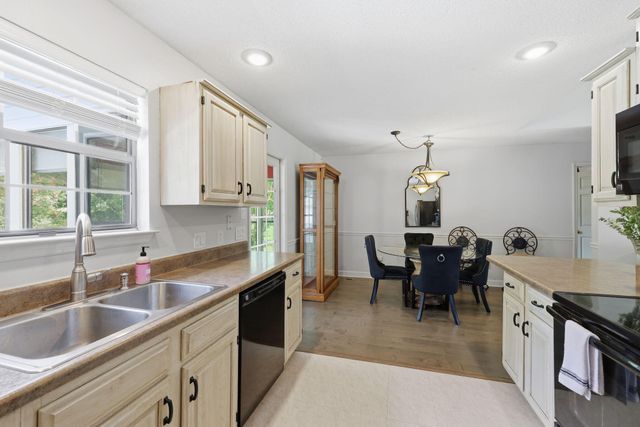 2411 Charleston Square, Chattanooga, TN 37421