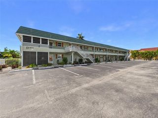 300 Valley Stream DR 3D, Naples, FL 34113
