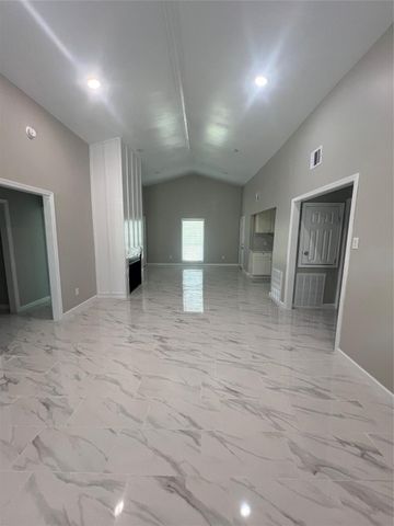 22418 E Shorewood Loop E, Houston, TX 77336