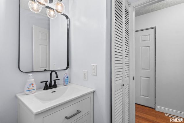 300 N WALNUT Street, Rochester, IL 62563