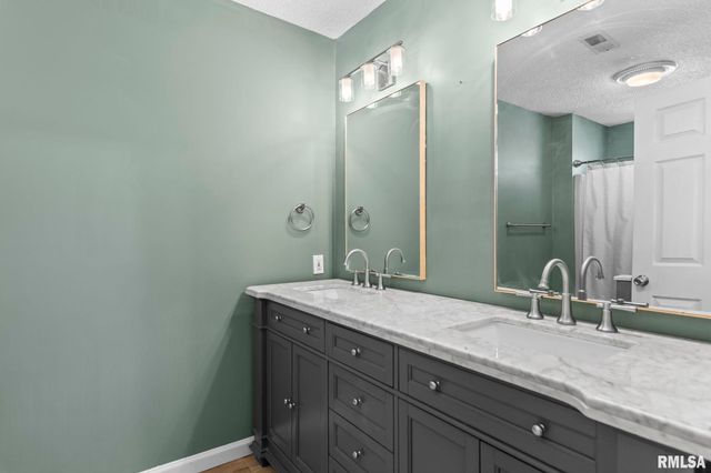 300 N WALNUT Street, Rochester, IL 62563