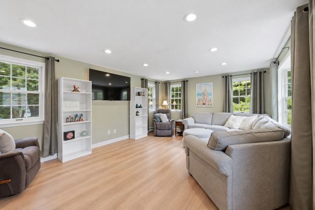 107 Cedar St, Sturbridge, MA 01518