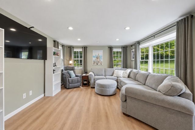 107 Cedar St, Sturbridge, MA 01518