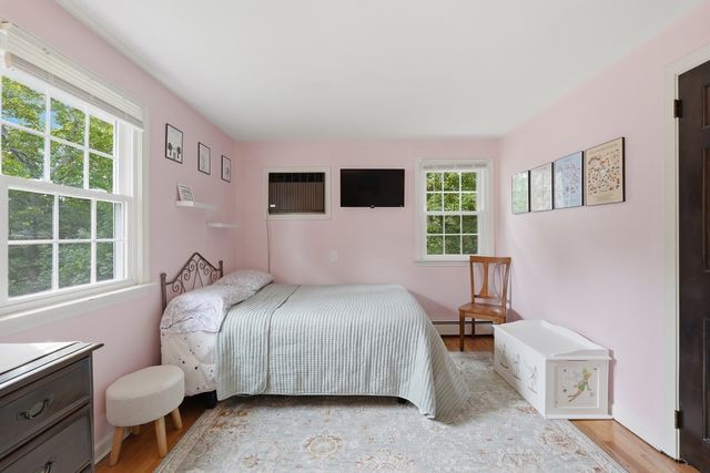 107 Cedar St, Sturbridge, MA 01518