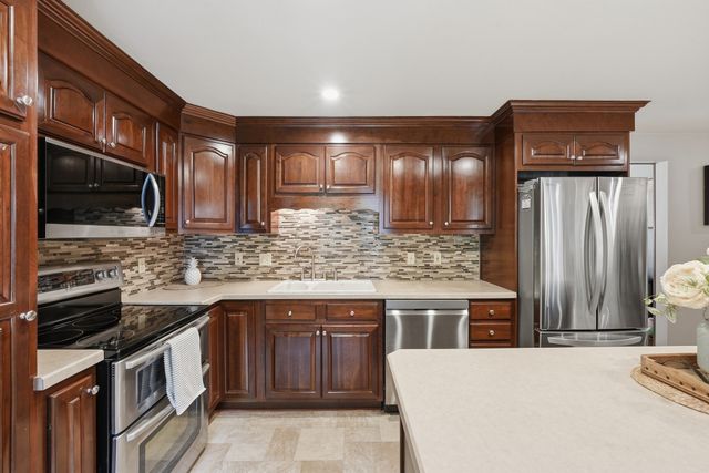 107 Cedar St, Sturbridge, MA 01518