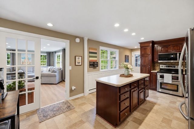 107 Cedar St, Sturbridge, MA 01518