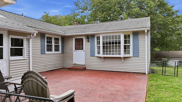 107 Cedar St, Sturbridge, MA 01518