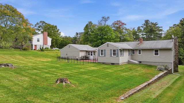 107 Cedar St, Sturbridge, MA 01518
