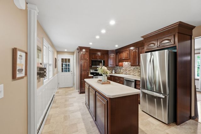 107 Cedar St, Sturbridge, MA 01518