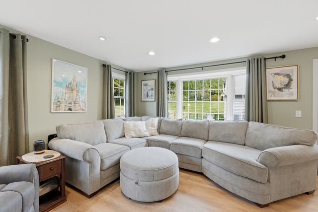 107 Cedar St, Sturbridge, MA 01518