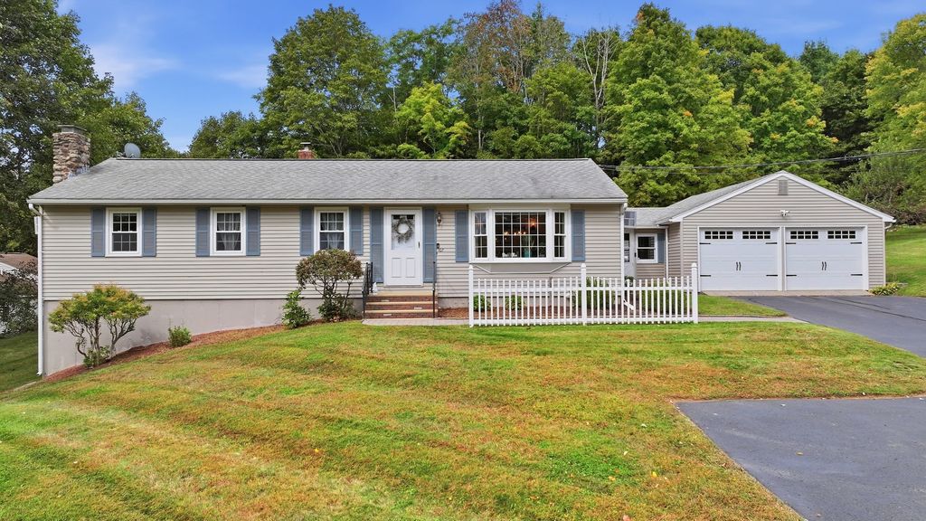 107 Cedar St, Sturbridge, MA 01518