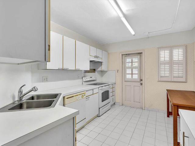 9101 W Sample Road 204, Coral Springs, FL 33065