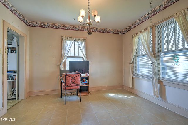 1016 Knob Creek Road, Johnson City, TN 37604