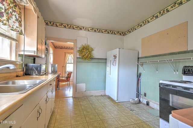 1016 Knob Creek Road, Johnson City, TN 37604