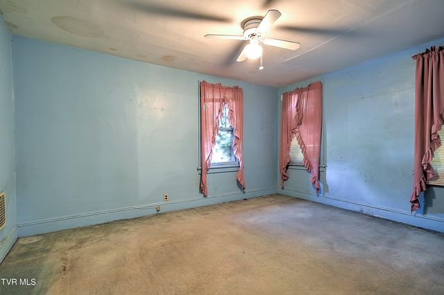 1016 Knob Creek Road, Johnson City, TN 37604