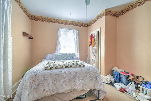 1016 Knob Creek Road, Johnson City, TN 37604