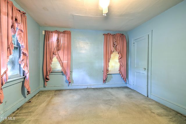 1016 Knob Creek Road, Johnson City, TN 37604