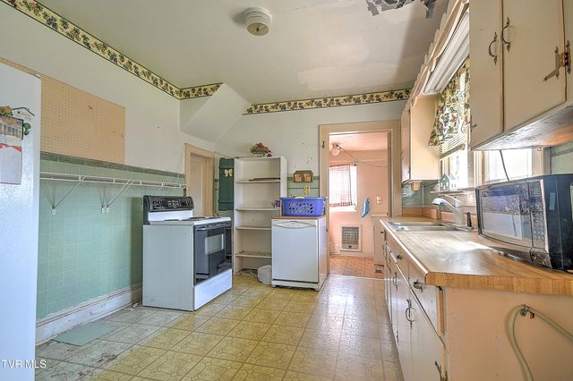 1016 Knob Creek Road, Johnson City, TN 37604