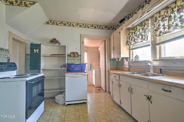 1016 Knob Creek Road, Johnson City, TN 37604