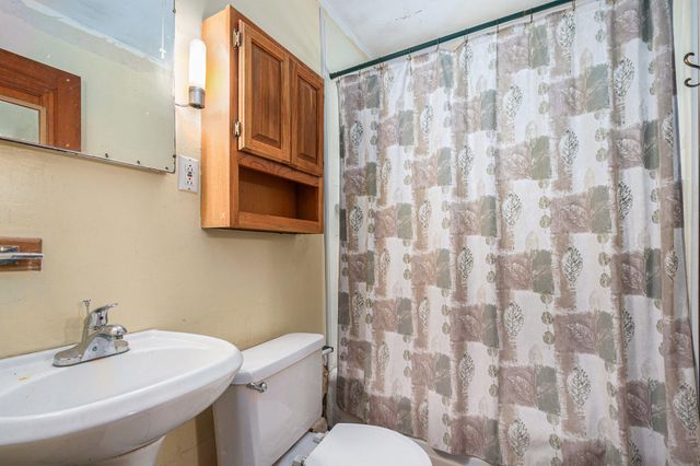 482 Grove Avenue, Valparaiso, IN 46385