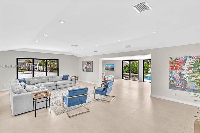 536 Hibiscus Dr, Hallandale Beach, FL 33009