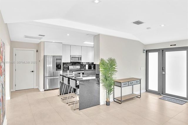 536 Hibiscus Dr, Hallandale Beach, FL 33009