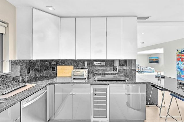 536 Hibiscus Dr, Hallandale Beach, FL 33009