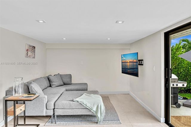 536 Hibiscus Dr, Hallandale Beach, FL 33009