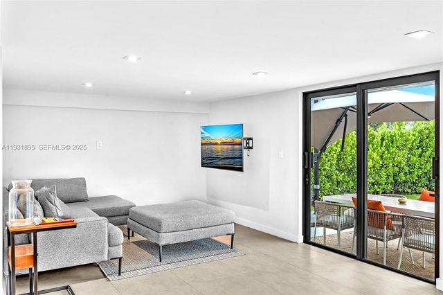 536 Hibiscus Dr, Hallandale Beach, FL 33009