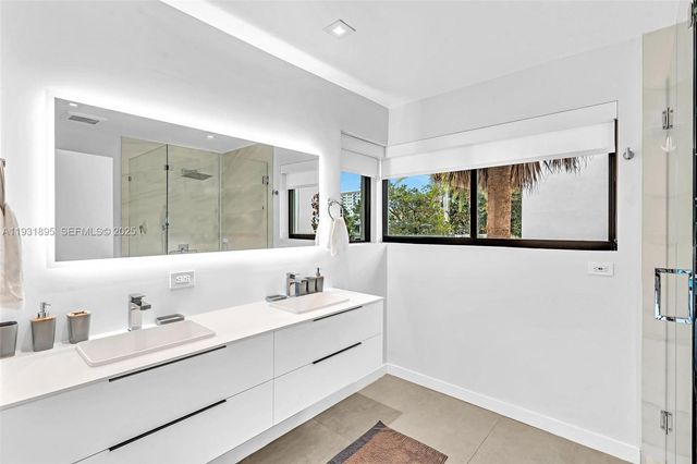 536 Hibiscus Dr, Hallandale Beach, FL 33009