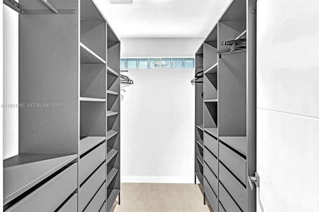 536 Hibiscus Dr, Hallandale Beach, FL 33009