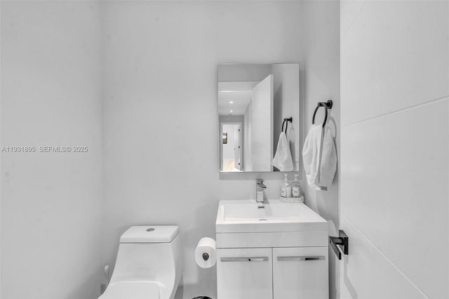 536 Hibiscus Dr, Hallandale Beach, FL 33009