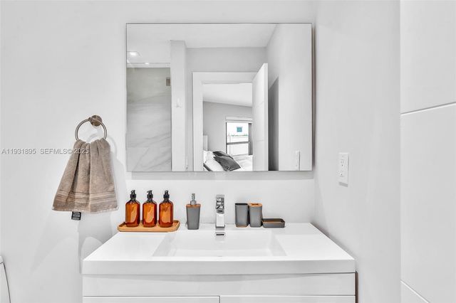 536 Hibiscus Dr, Hallandale Beach, FL 33009