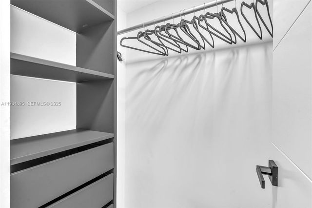 536 Hibiscus Dr, Hallandale Beach, FL 33009