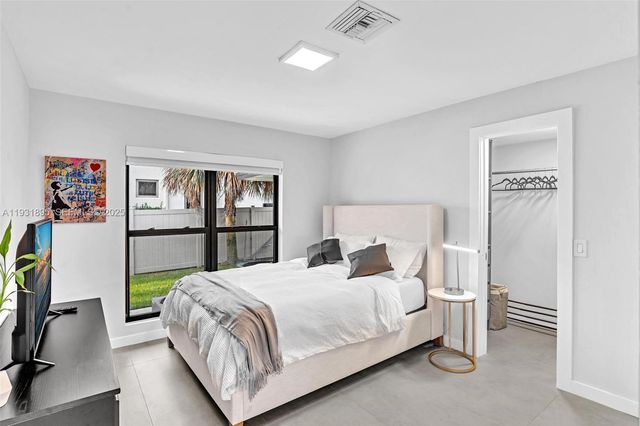 536 Hibiscus Dr, Hallandale Beach, FL 33009