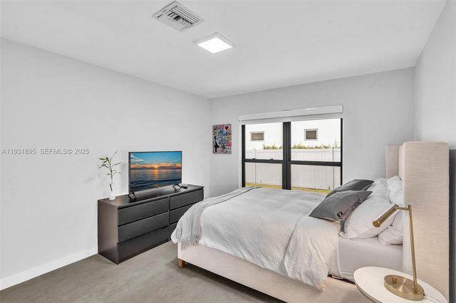 536 Hibiscus Dr, Hallandale Beach, FL 33009