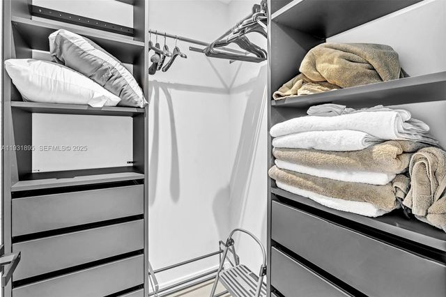 536 Hibiscus Dr, Hallandale Beach, FL 33009