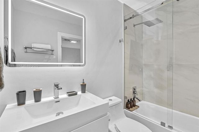 536 Hibiscus Dr, Hallandale Beach, FL 33009