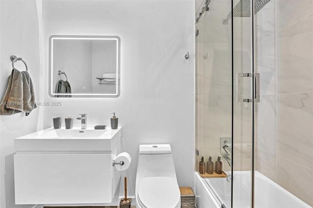 536 Hibiscus Dr, Hallandale Beach, FL 33009