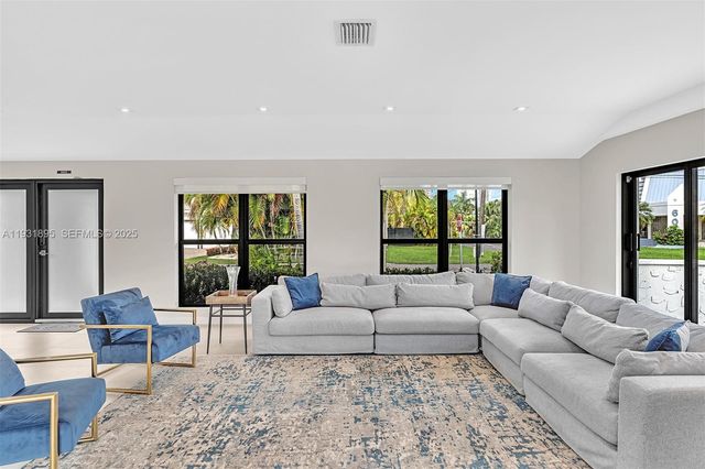 536 Hibiscus Dr, Hallandale Beach, FL 33009