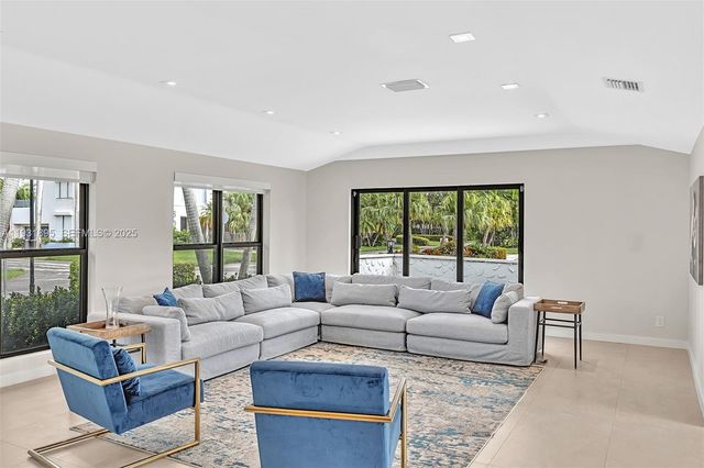 536 Hibiscus Dr, Hallandale Beach, FL 33009