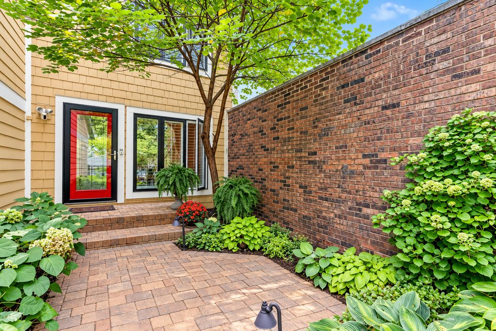 2098 Creekside Drive, Wheaton, IL 60189 — photo 2