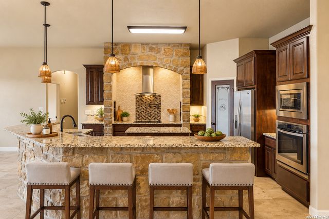121 ABREGO MOUNT DR, Floresville, TX 78114