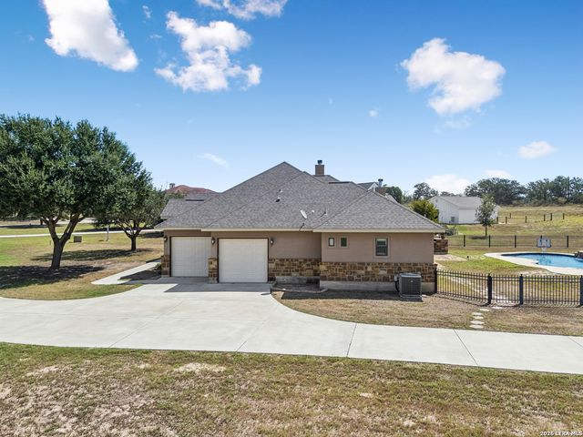 121 ABREGO MOUNT DR, Floresville, TX 78114