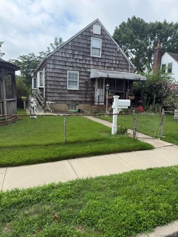 2 Ivy Street, Farmingdale, NY 11735