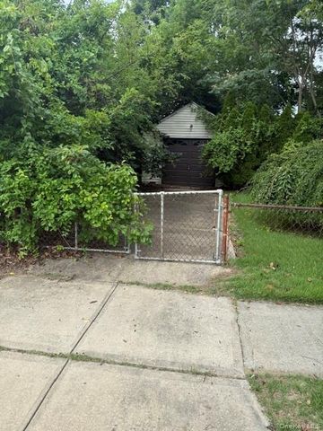 2 Ivy Street, Farmingdale, NY 11735
