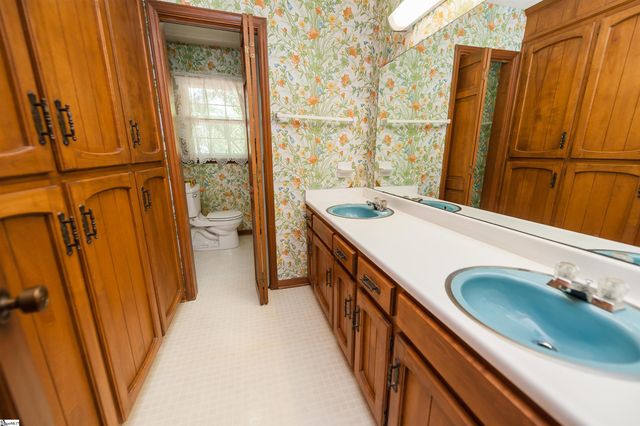 130 Sharcliff Road, Cowpens, SC 29330